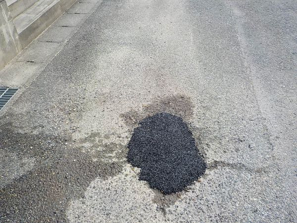 道路に穴があいています。after