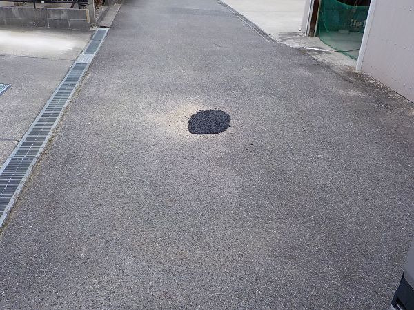 道路に穴があいています。after