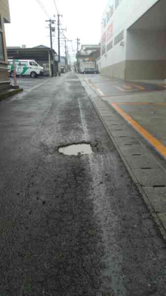 富士見町7－7　三洋産業の南側道路に大きな穴が空いている。before2