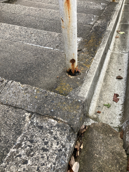 市道階段手すり支柱の腐食折損before2