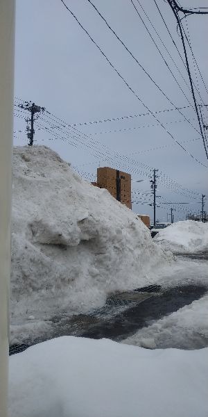 積み上げられた路肩の雪で見通しがありませんbefore2