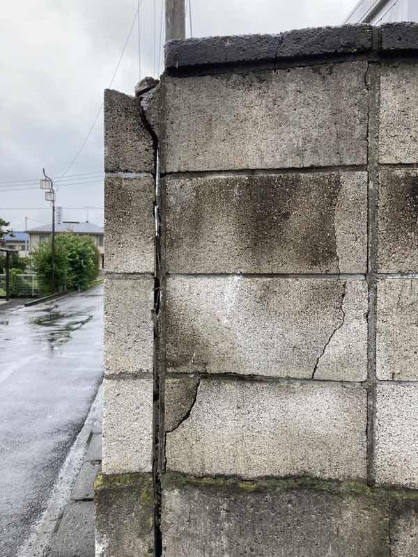 ブロック塀に亀裂があり、危険です。before2