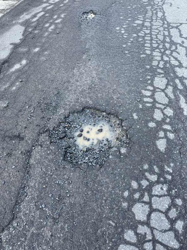 道路の穴解決前2