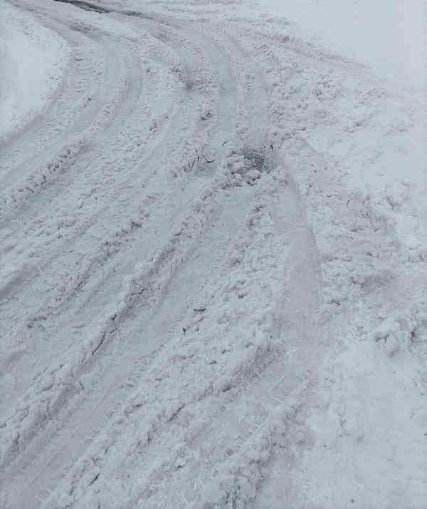 除雪お願いします！通学路。ボコボコで車が埋まりそうです！解決前2