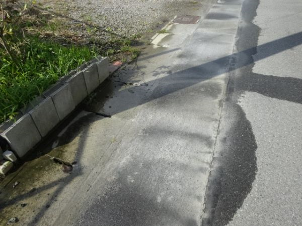 わき水？で路面がいつも濡れています。舗装が割れ穴も空いています。before2