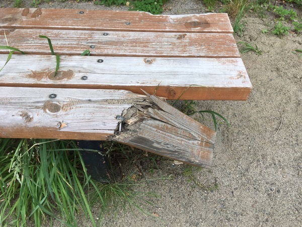 公園のベンチの破損before2