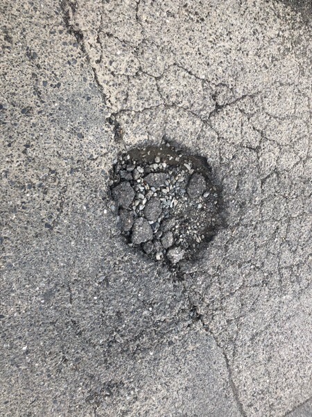 道路上の穴before2