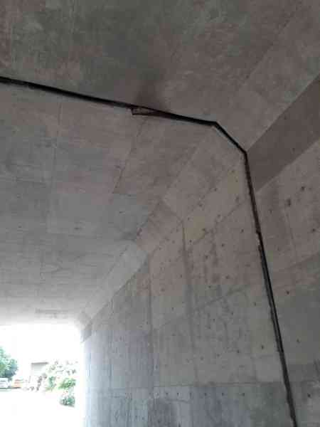トンネル上部からコンクリート片が落下の危険before3