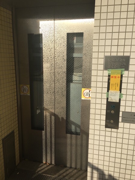 地下道のエレベーターが調整中の期間が長いbefore3