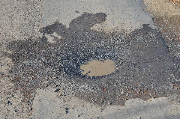 道路に穴があきました。before