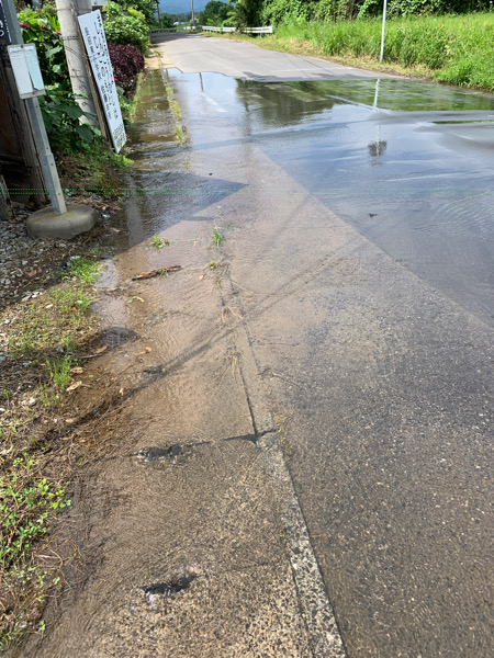 側溝の水が溢れて道路が水浸し状態before