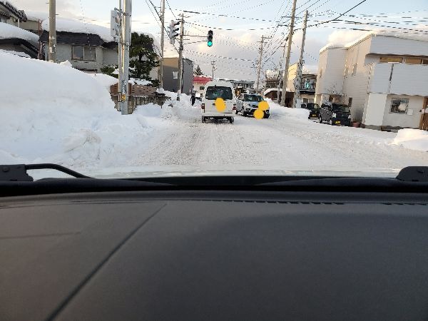 再度除雪を（三内、生協あやめ館前のバス通り）before