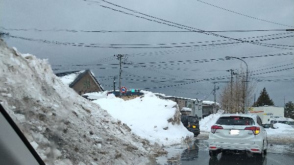 交差点の中に雪が積んであるbefore