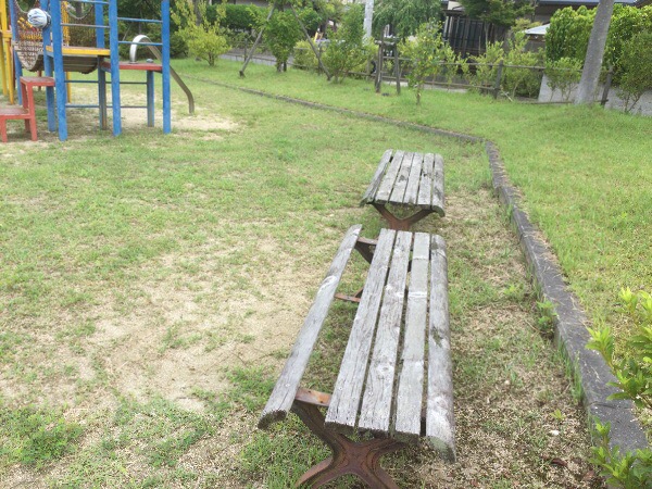 公園のベンチと植木before