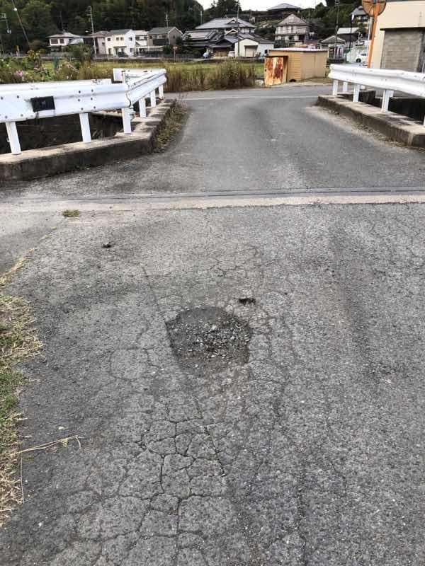 道路に穴が空いており危険なので、早急に補修して下さい。お願いします。before