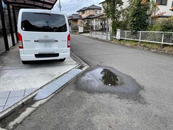 道路の凹みによる水溜まりbefore