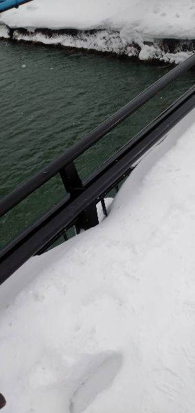 歩道の積雪により橋から人が落下する危険！！before