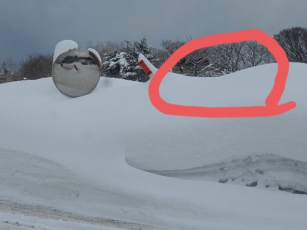 カーブミラー、手前の雪山で視認不良解決前