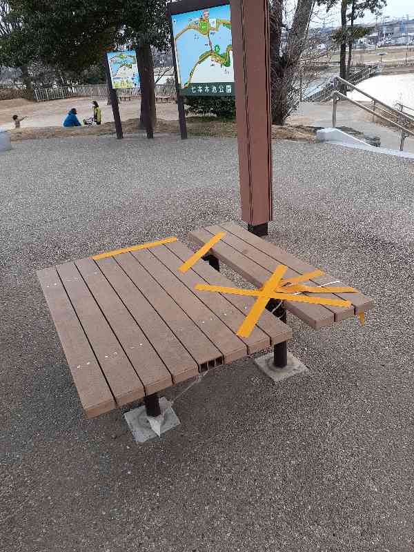 公園のベンチが破損しています。before