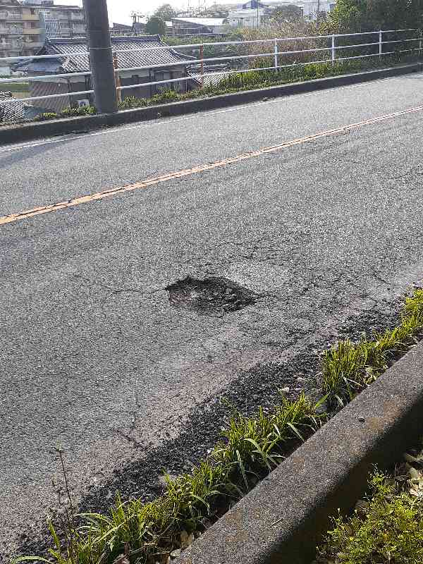 道路に穴があいています。before
