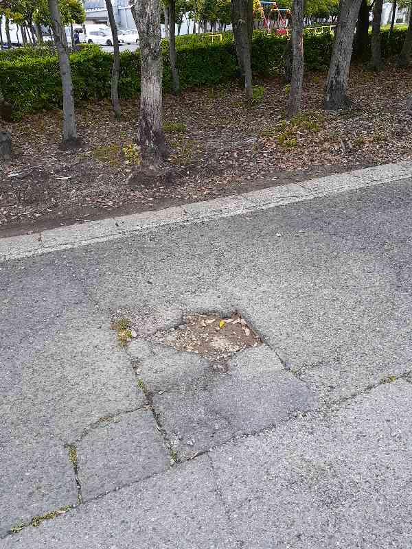 道路に穴があいています。before