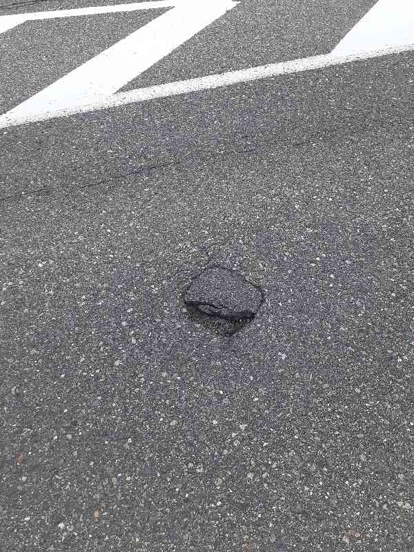 道路に穴があり小石が歩道に飛散につき補修依頼before