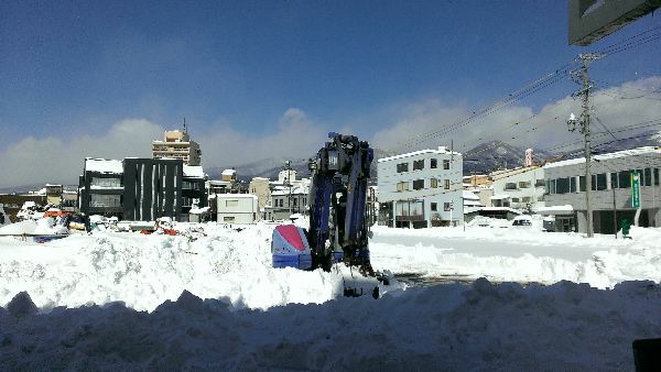 来庁者向けの駐車場の除雪を進めてますがまだ完了してません。before