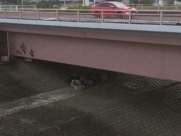 刀水橋の下にゴミが集められているbefore