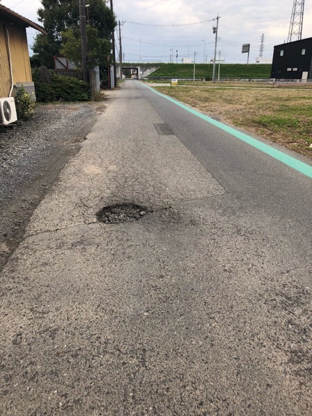 道路上の穴before